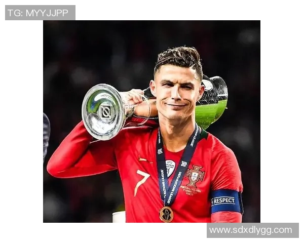 最火足球明星的霸气步伐展现了无与伦比的风采与魅力 最火足球明星的霸气步伐展现了无与伦比的风采与魅力